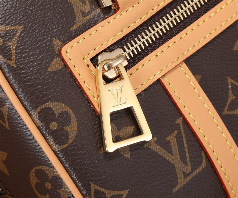 shopper bag close-up of hardware and finish