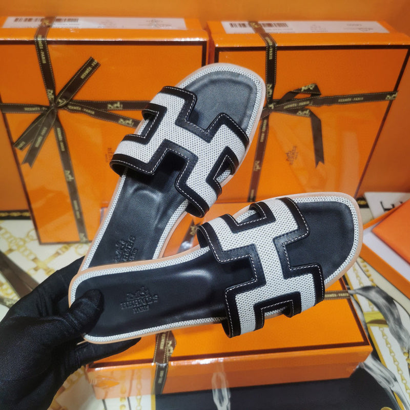 Hermes sandals Style 045 - close-up of bold signature style