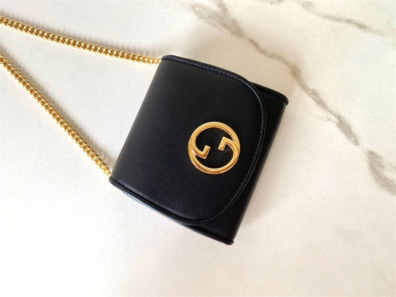 Handle and strap detail of chic structured women's handbag – women's luxury accessory
