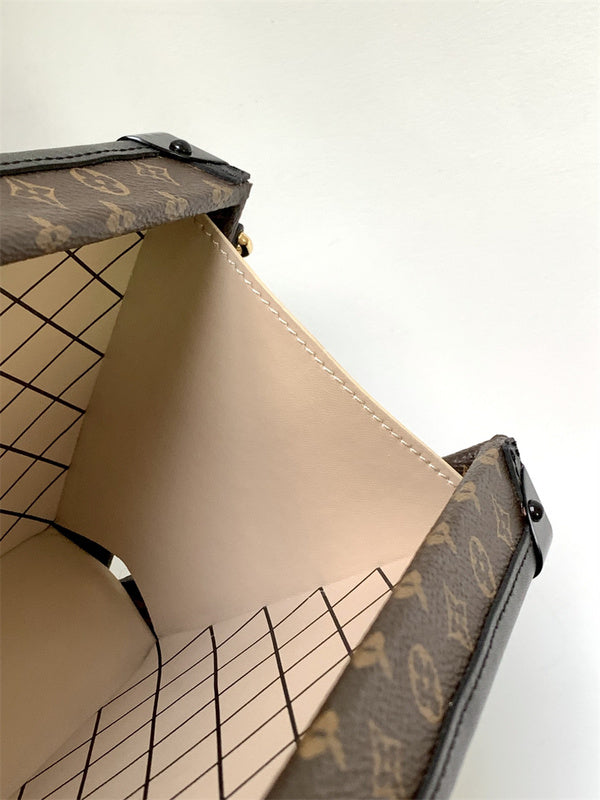  shopper bag interior and compartment view 9