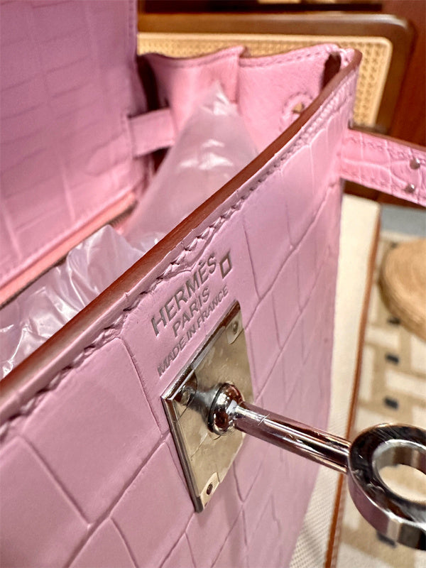  sophisticated shopper bag detail view showing craftsmanship 26
