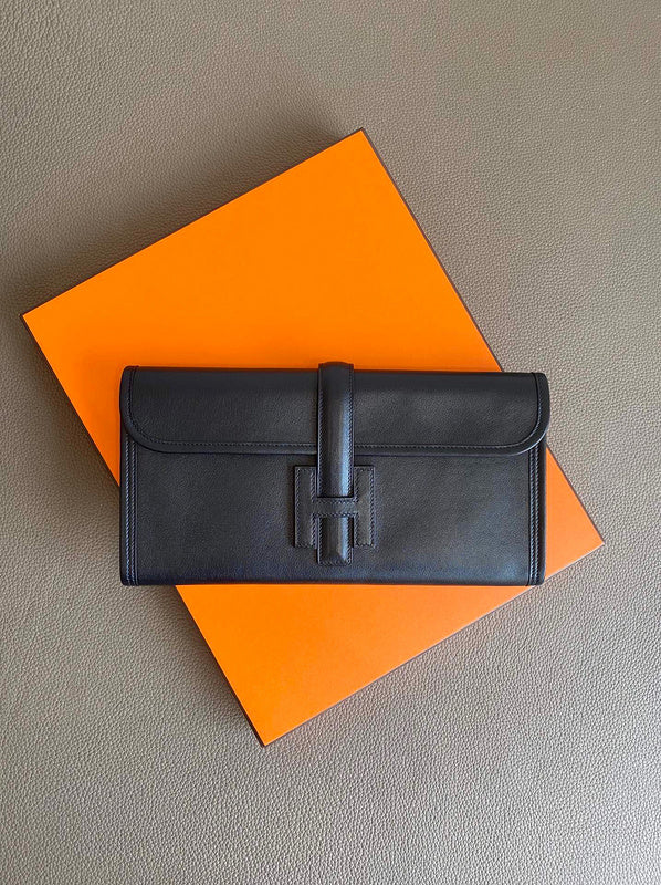 Sleek handbag styled for everyday wear