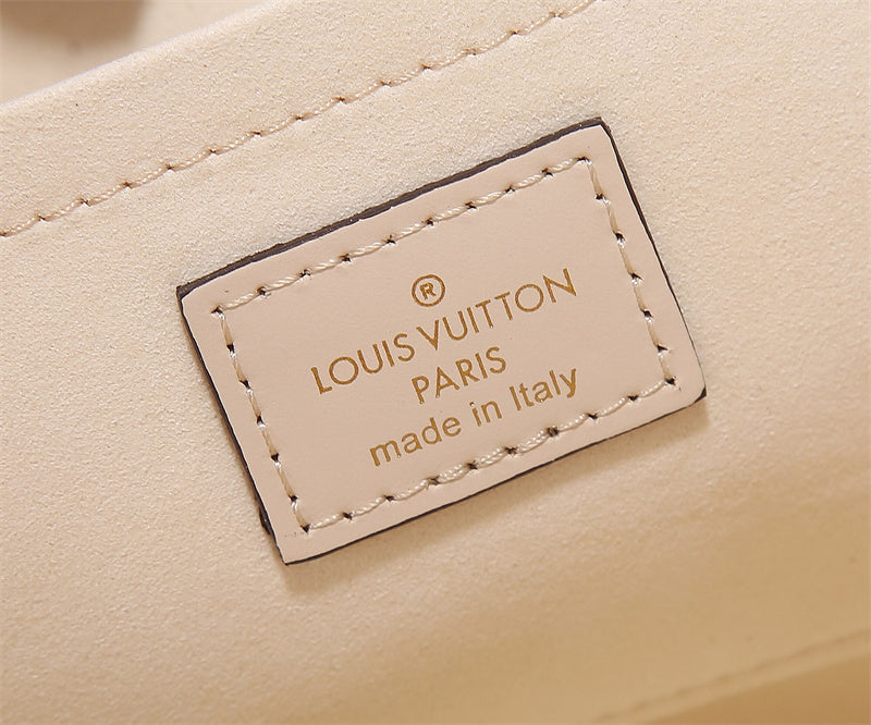  everyday bag interior and compartment view 15