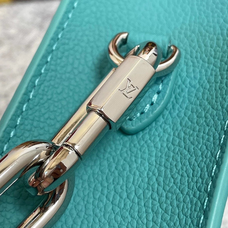 Handle and strap detail of polished statement women's handbag – women's premium purse
