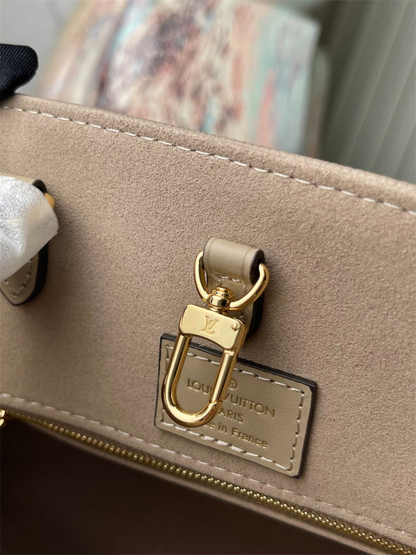  Signature shoulder bag front view 19