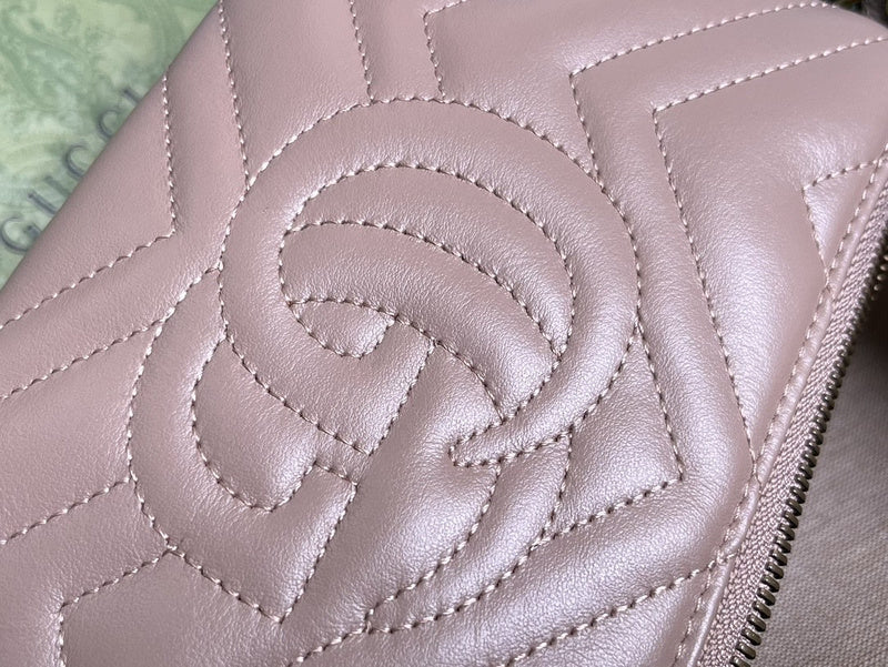 Handle and strap detail of classic refined women's handbag – women's luxury accessory