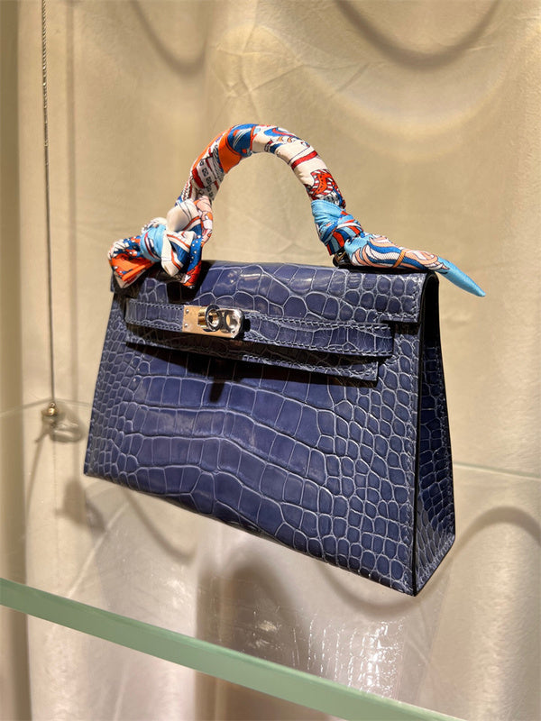  tote bag close-up of hardware and finish 11