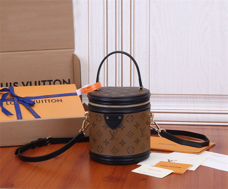  Elegant everyday bag front view
