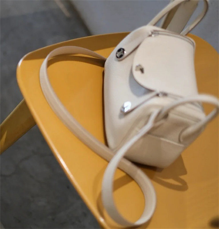  chic shopper bag detail view showing craftsmanship 14