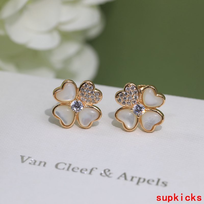 Full view of Van Cleef & Arpels unisex jewelry piece