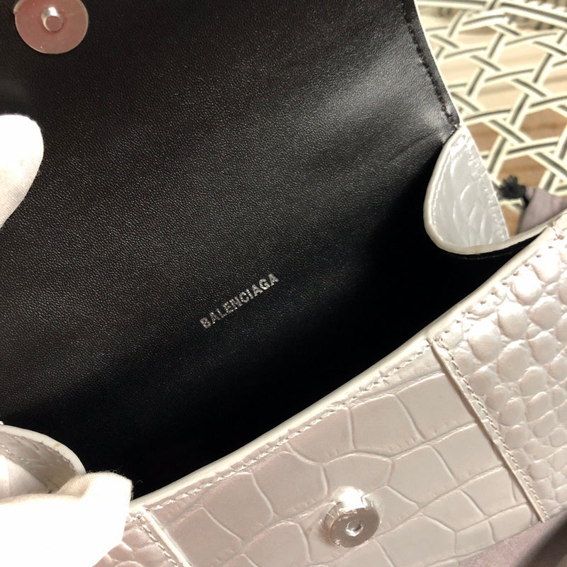 Side profile of modern classic women's handbag – women's luxury accessory
