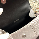 Side profile of modern classic women's handbag – women's luxury accessory