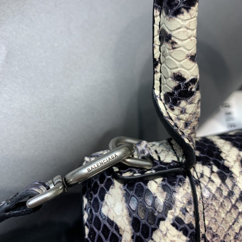 Elegant Premium PU Leather Handbag - Refined Silhouette | Women's Fashion Handbag #707 - texture close-up (image 9) of designer-inspired handbag