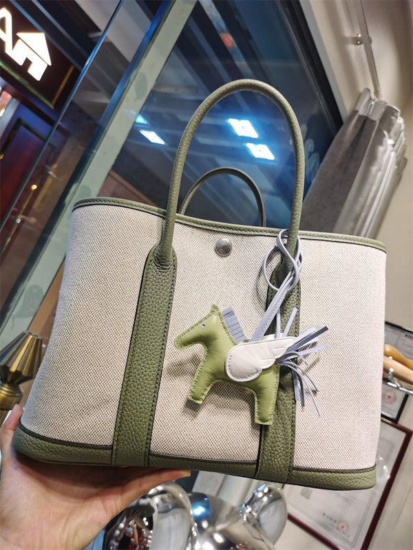 Essential everyday bag front view 13