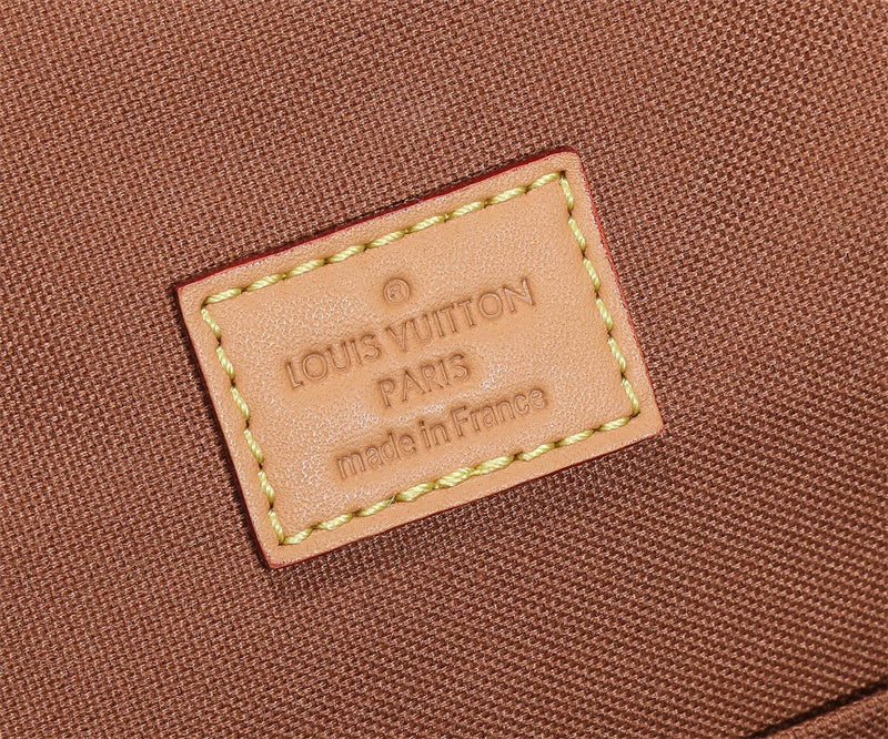  shoulder bag close-up of hardware and finish 11
