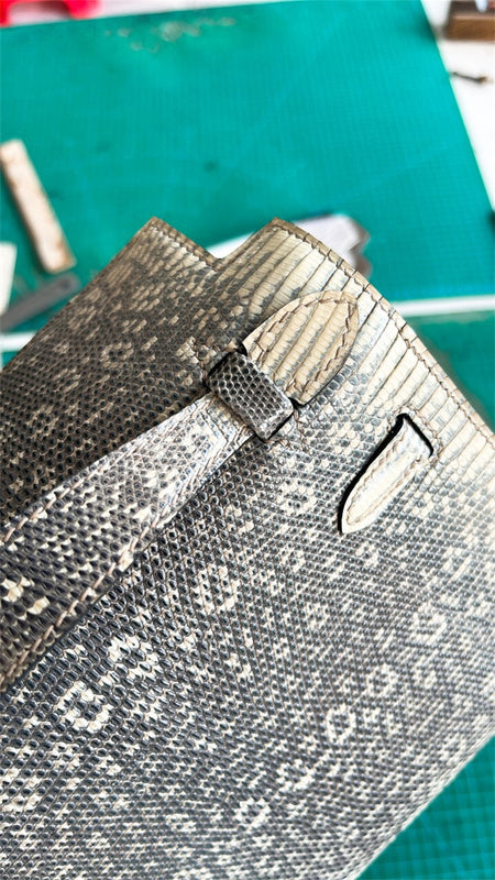  Signature tote bag carried on shoulder 10