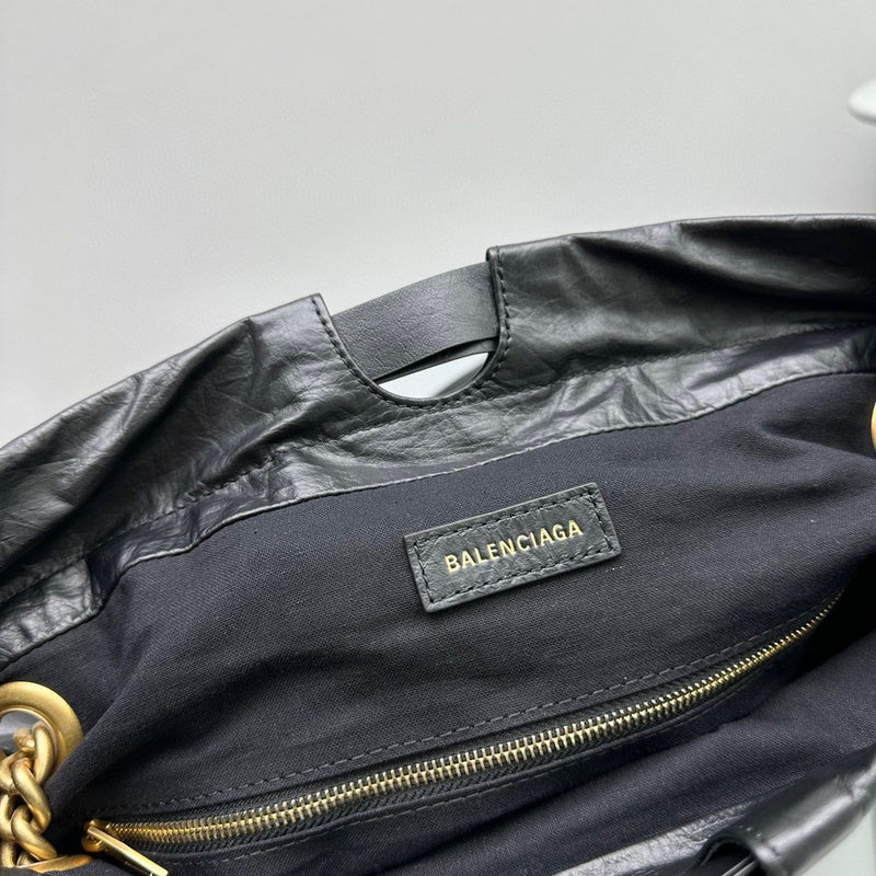 Zivas Charm Modern Minimalist Look Fashion Handbag (Contemporary Shape Language) – Detail View