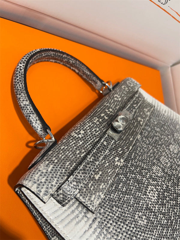  streamlined tote bag styled with outfit 12