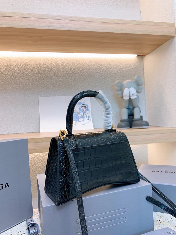 Ziva's Charm handbag – interior view (one versatile size)