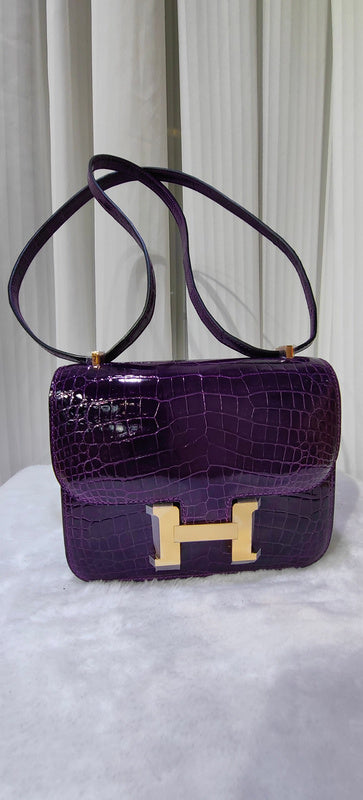 Streamlined handbag styled for everyday wear