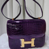 Streamlined handbag styled for everyday wear