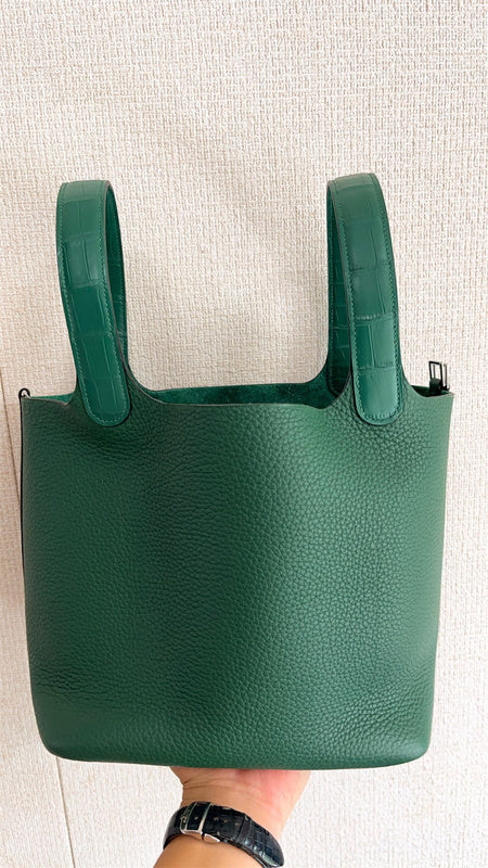  handbag interior and compartment view