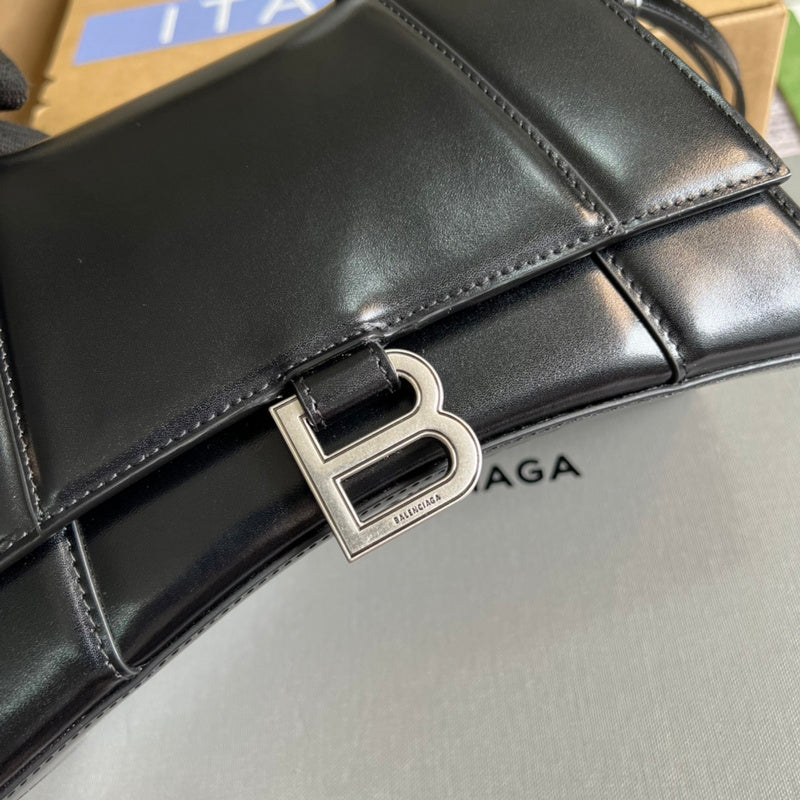 Side profile of chic refined women's handbag – women's everyday handbag