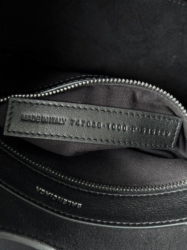 Zivas Charm Modern Minimalist Look Statement Handbag (Elevated Daily Companion) – Detail View