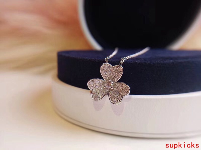Angled view of Van Cleef & Arpels unisex jewelry piece