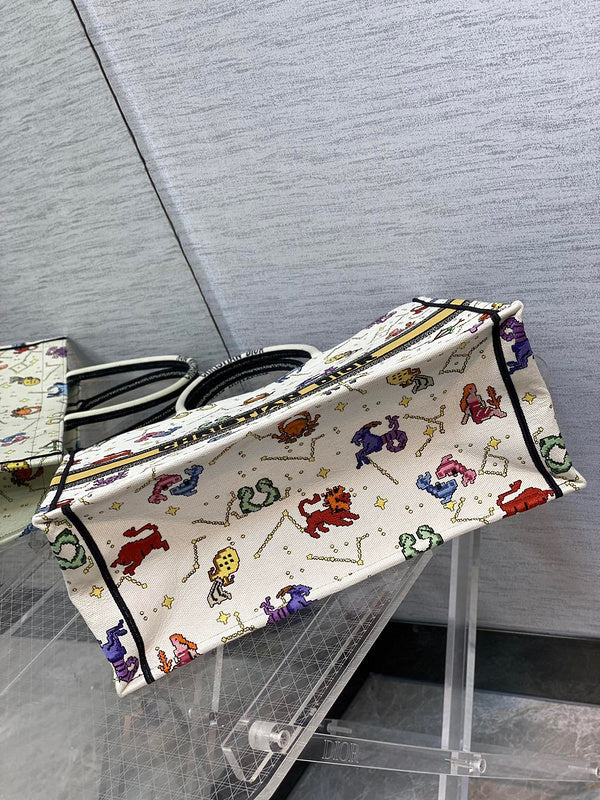 Front view of classic sleek women's handbag – women's everyday handbag