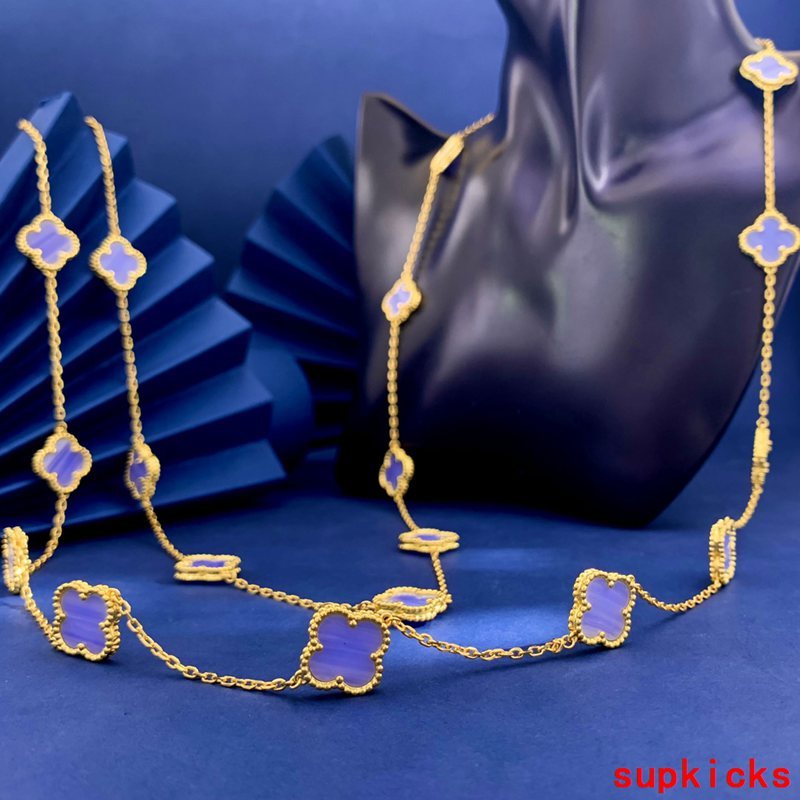 Side view of Van Cleef & Arpels unisex jewelry piece