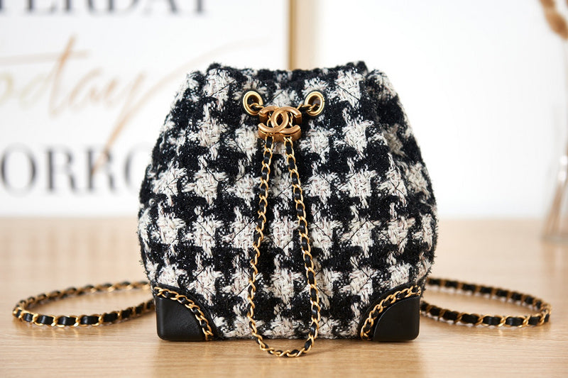 Zivas Charm Elevated Essentials Designer Handbag (Versatile Style Statement) – Detail View