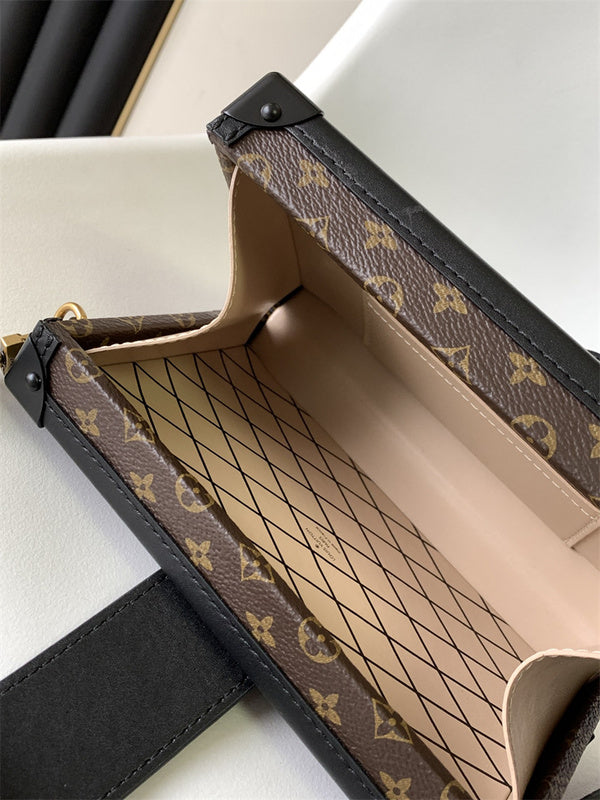  timeless everyday bag detail view showing craftsmanship