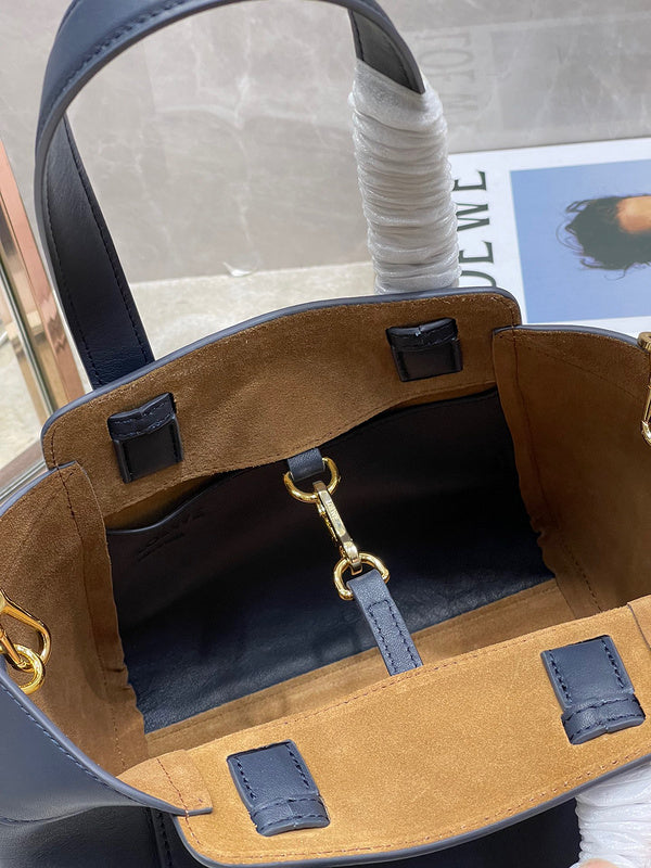 Ziva's Charm handbag – detail view (20cm*18cm*20cm)