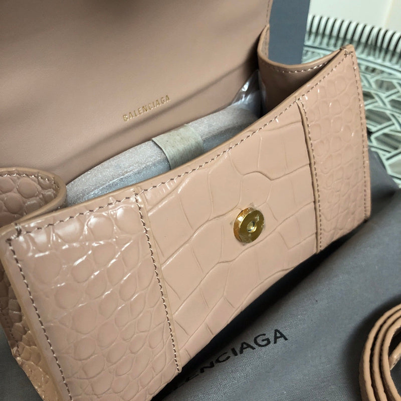 Side profile of polished elevated women's handbag – women's luxury accessory