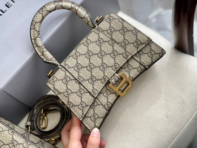 Ziva's Charm handbag – detail view (one versatile size)