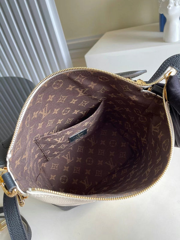 Front view of everyday-luxe modern women's handbag – women's luxury accessory