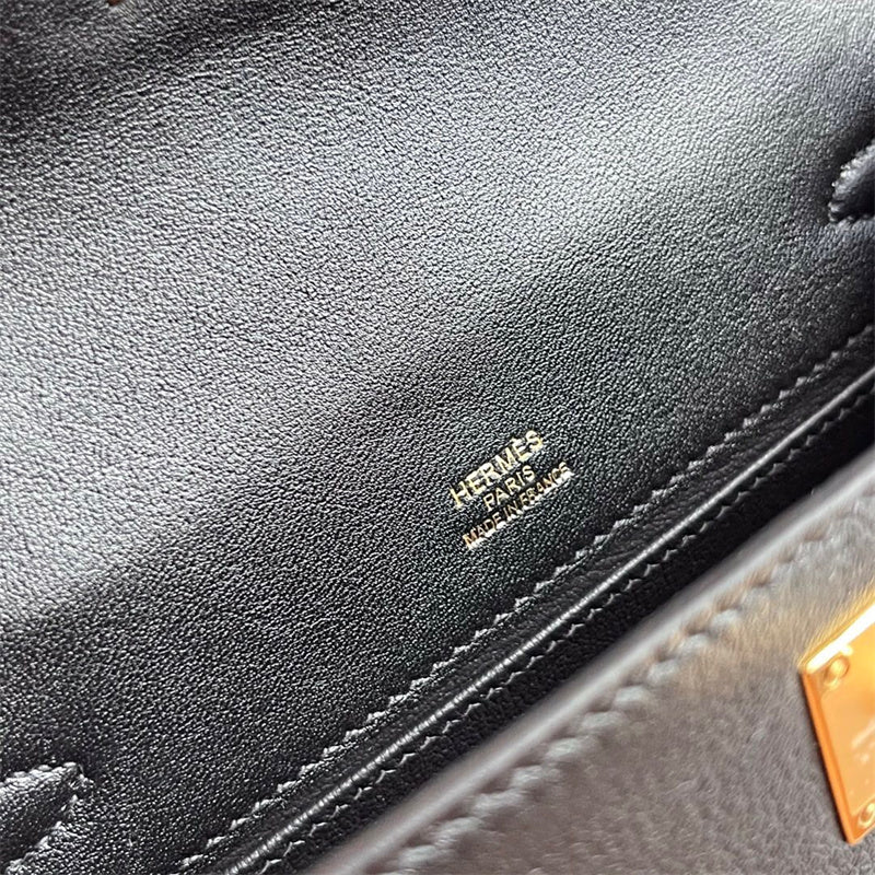  essential shoulder bag styled with outfit 42