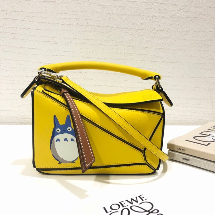 Ziva's Charm handbag – detail view (18cm*11cm*7.5cm)