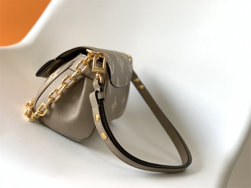  structured bag interior and compartment view