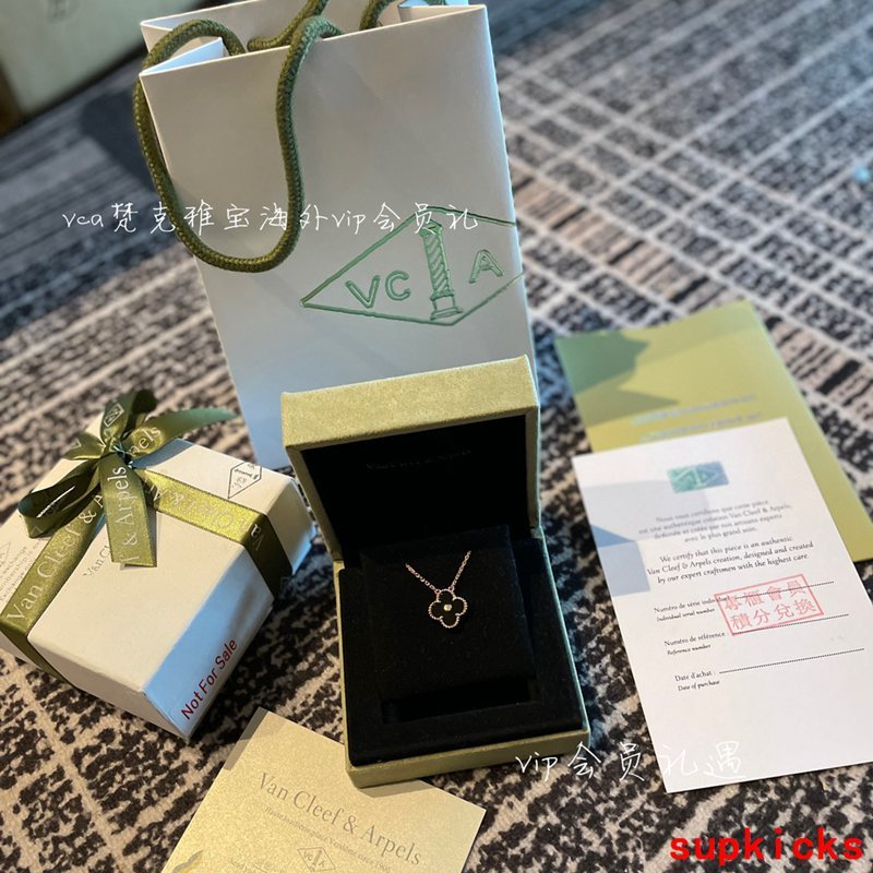 Full view of Van Cleef & Arpels unisex jewelry piece