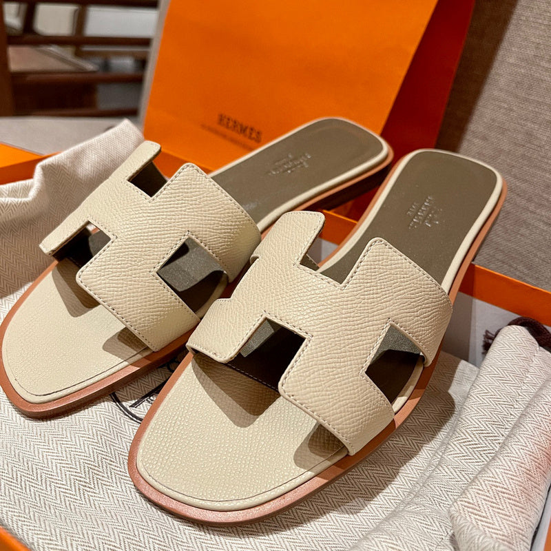 Hermès Beige Platform Sandals - Toe Detail View