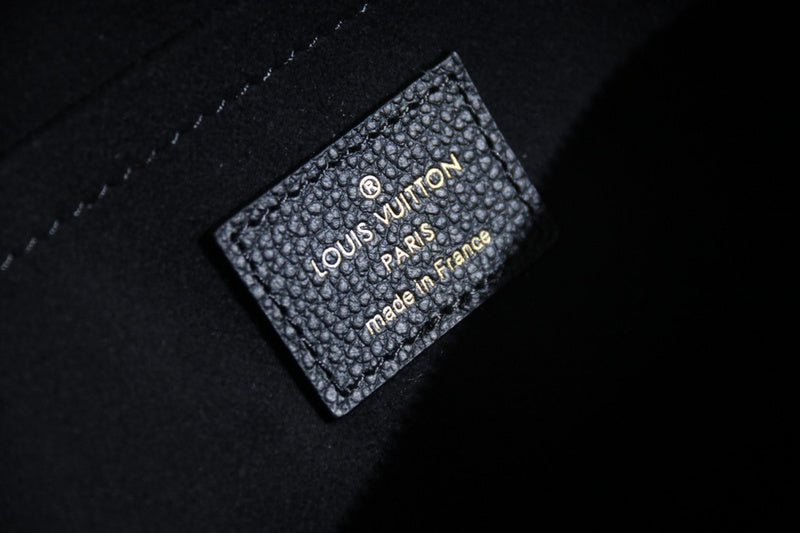 Close-up detail of signature sleek women's handbag – women's statement bag