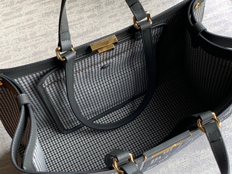Ziva's Charm handbag – close-up view (41cm*16cm*29.5cm)