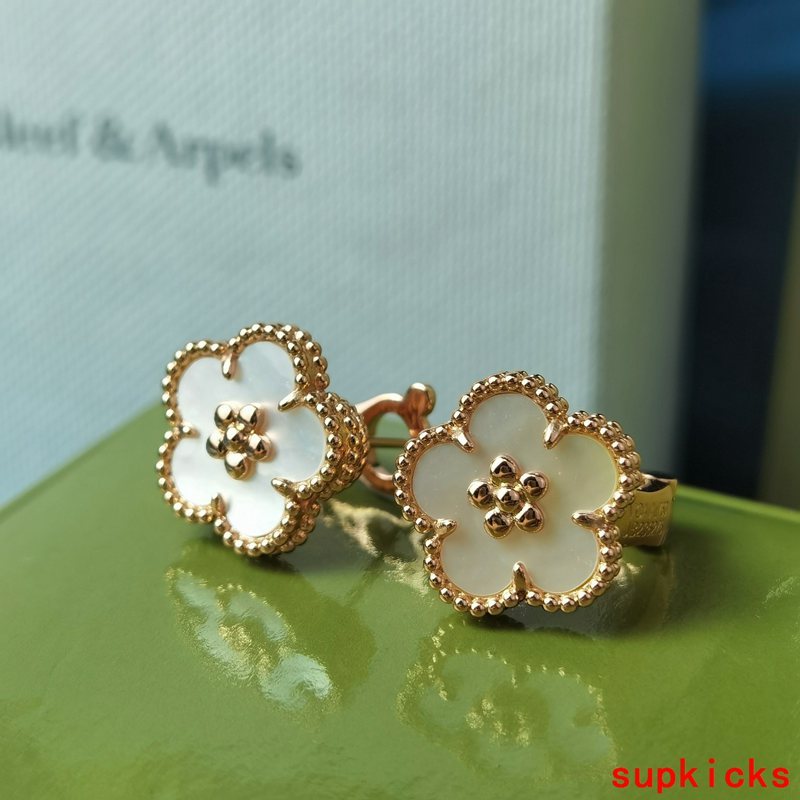 Side view of Van Cleef & Arpels unisex jewelry piece