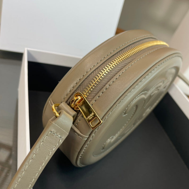 Side profile of polished modern women's handbag – women's everyday handbag