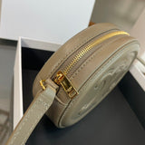 Side profile of polished modern women's handbag – women's everyday handbag