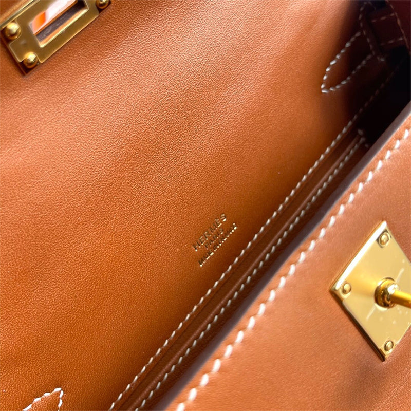  Effortless tote bag carried on shoulder