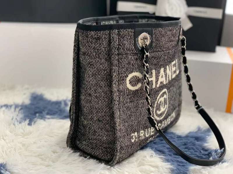 Zivas Charm Elevated Essentials Designer Handbag (Thoughtfully Structured Design) – Close-Up Detail