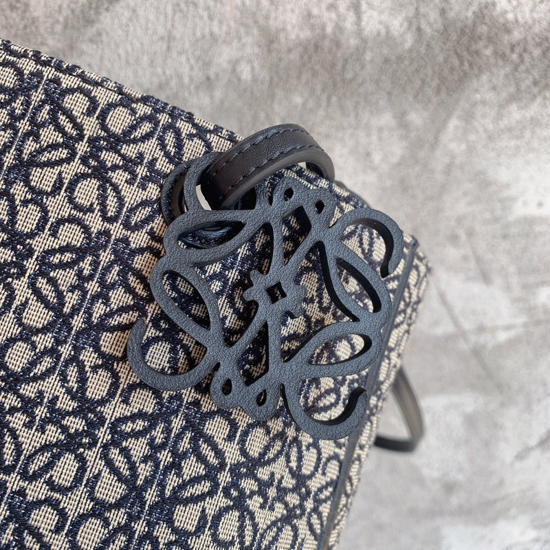 Ziva's Charm handbag – close-up view (26cm*21cm*10cm)